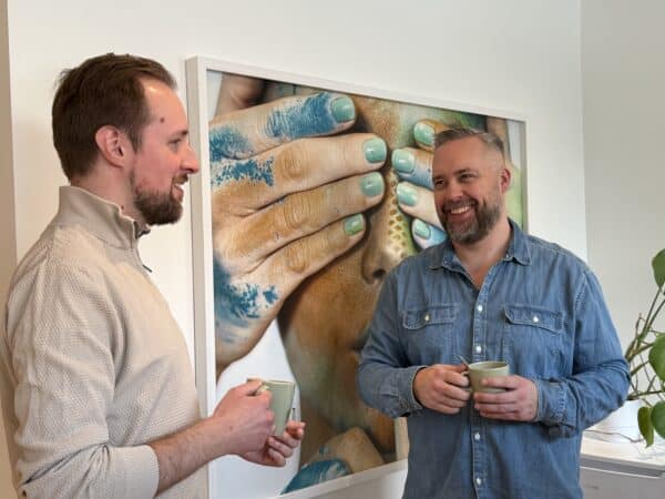 Två manliga kollegor som skrattar och har kul på jobbet