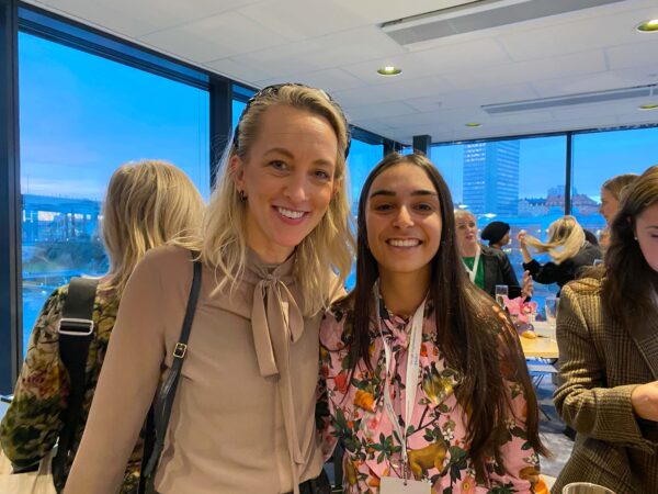 Två glada kvinnor på en konferens