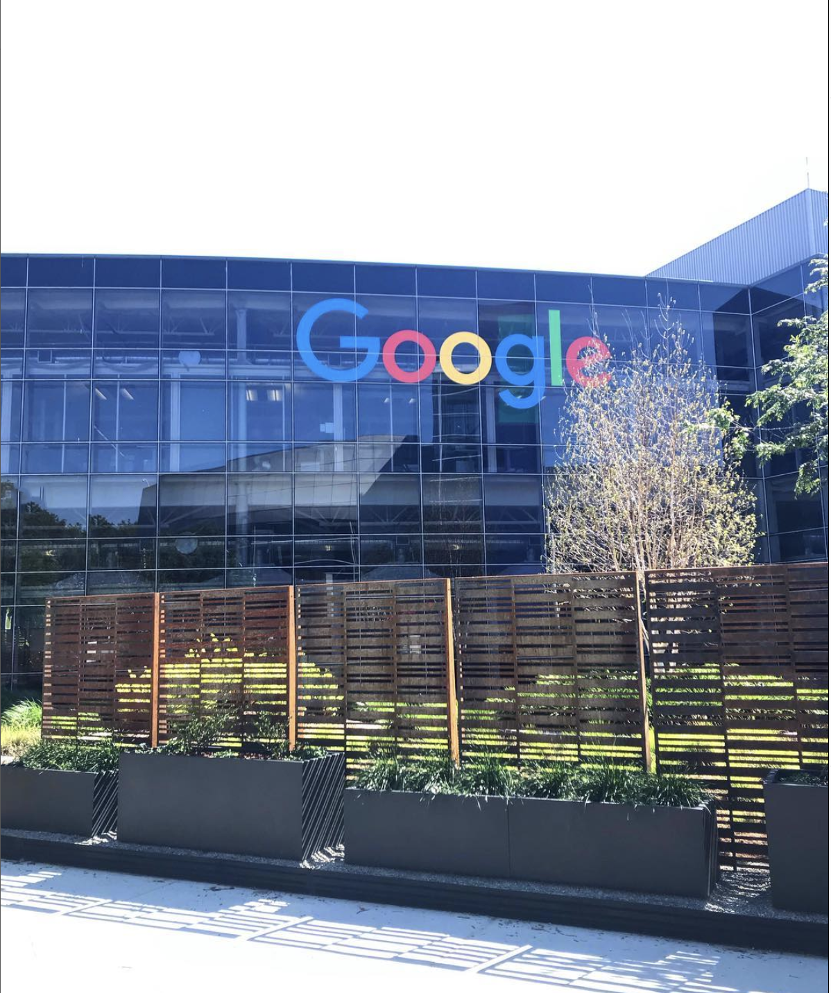 Framsidan på Googles huvudkvarter i San Fransisco