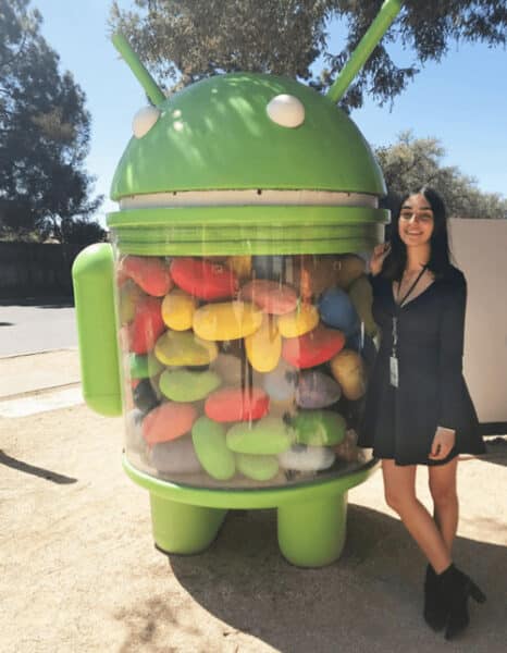 En staty som föreställer Android roboten, till höger om roboten står en kvinna.